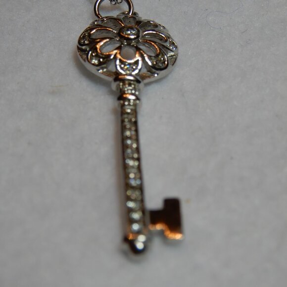 Sterling Silver Keys Pendants and Chain - Picture 16 of 16